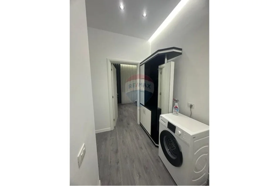 Tirane, jepet me qera apartament 1+1 , 59 m² 700 € (Prane Ambasades Amerikane)
