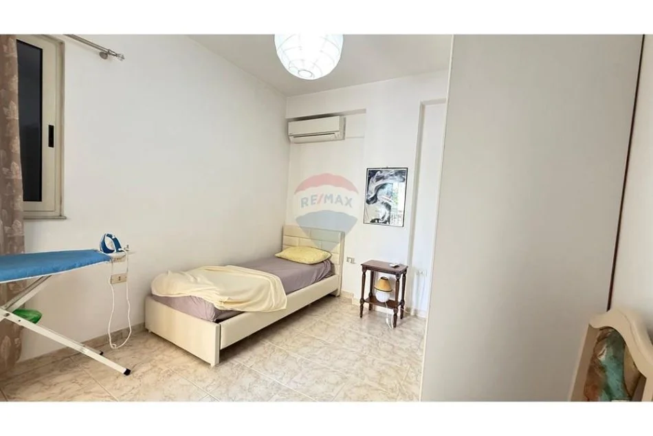 Tirane, jepet me qera apartament 3+1+Aneks Kati 3, 138 m² 700 € (Rruga Muhamet Gjollesha)