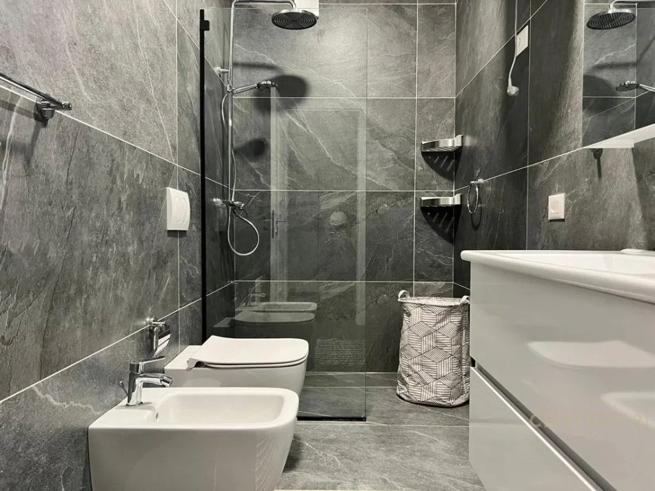 Tirane, jepet me qera 1+1 Kati 5, 78 m² 600 € 