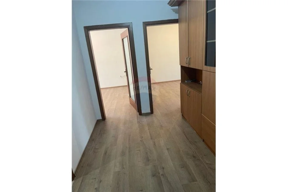 Tirane, jepet me qera zyre Kati 3, 60 m² 600 € (Rruga "Brigada 8")