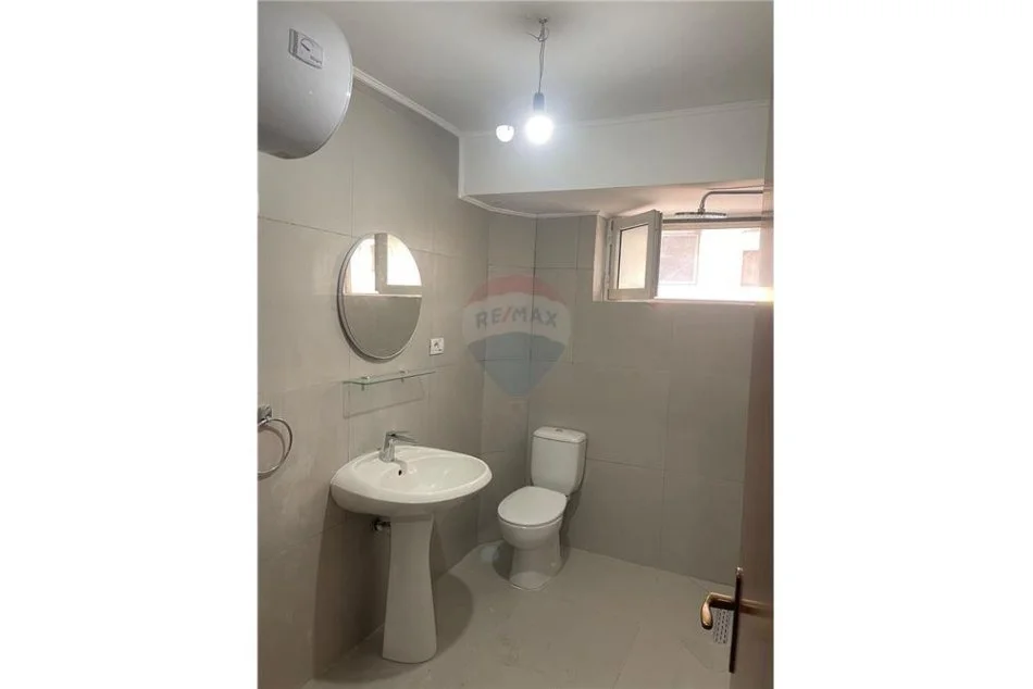 Tirane, jepet me qera zyre Kati 3, 60 m² 600 € (Rruga "Brigada 8")