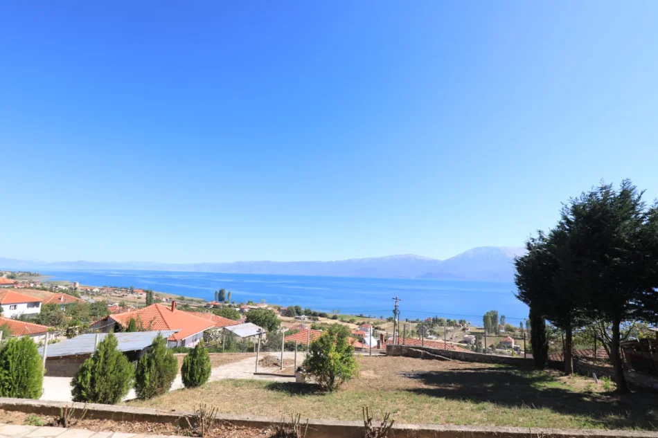 Pogradec, shitet Vile 3 Katshe , 3.000 m² 260.000 € (në hyrje të Pogradecit)