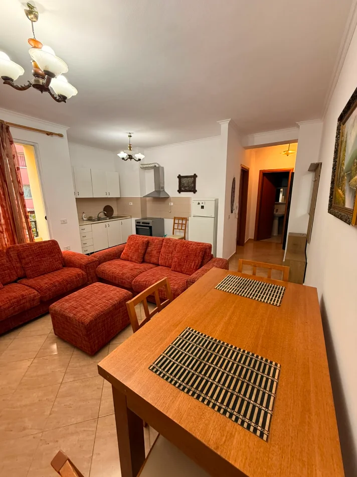 Tirane, jepet me qera apartament 1+1 , 68 m² 400 € (yzberisht pas amerikan 3)