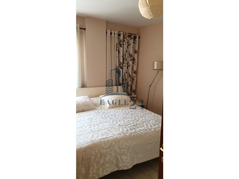 Tirane, jepet me qera apartament 2+1 , 75 m² 450 € (MISTO MAME)