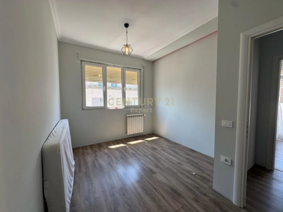 Tirane, shitet apartament 2+1+Ballkon Kati 5, 167 m² 165.000 € (Linze)