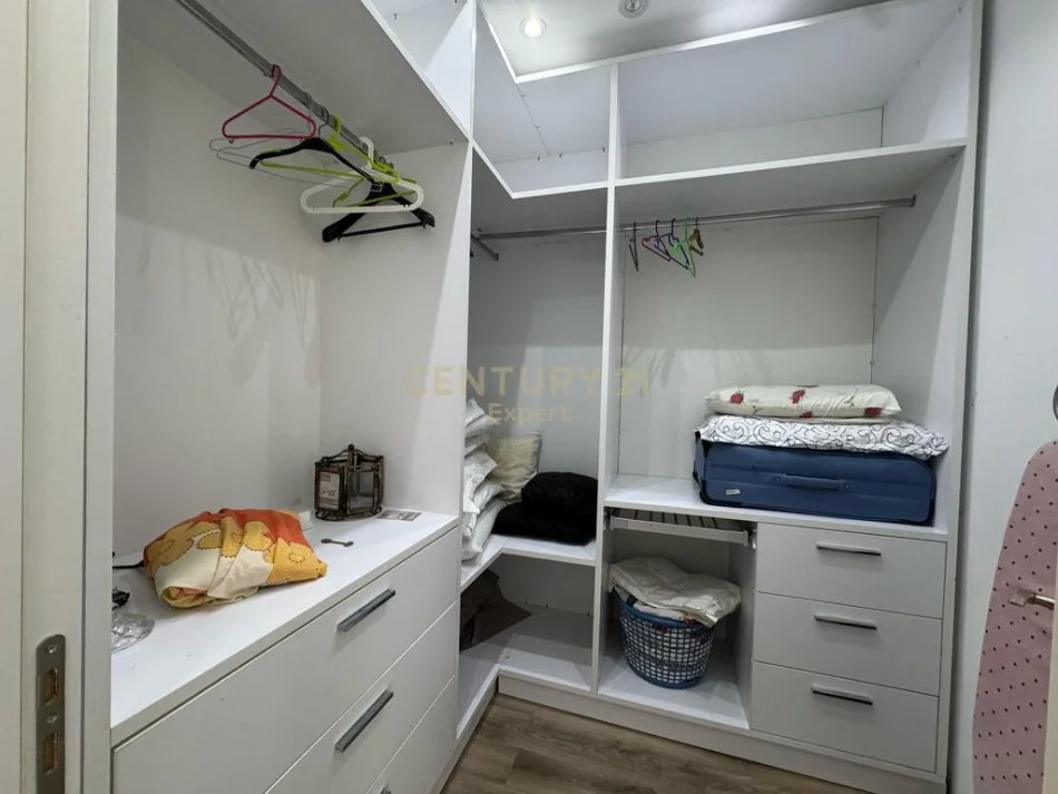Tirane, shitet apartament 2+1+Ballkon Kati 5, 167 m² 165.000 € (Linze)