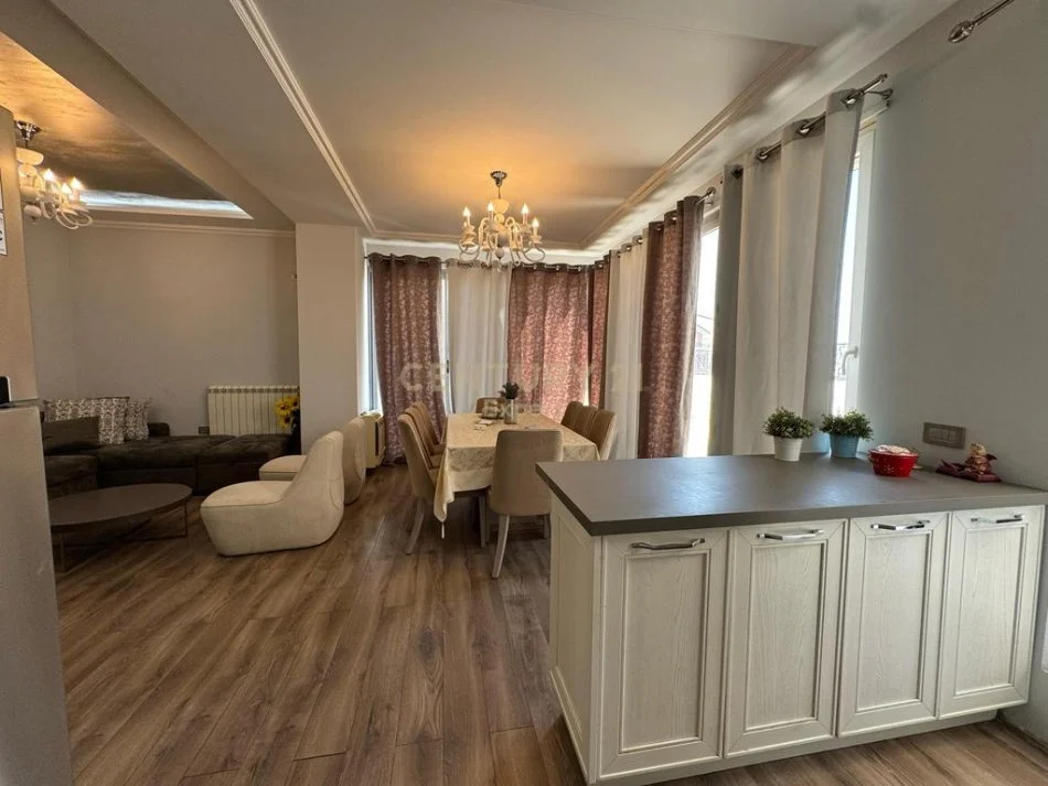 Tirane, shitet apartament 2+1+Ballkon Kati 5, 167 m² 165.000 € (Linze)