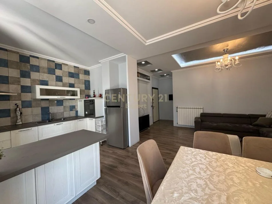 Tirane, shitet apartament 2+1+Ballkon Kati 5, 167 m² 165.000 € (Linze)