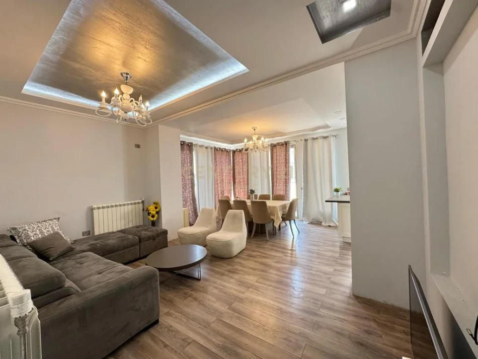 Tirane, shitet apartament 2+1+Ballkon Kati 5, 167 m² 165.000 € (Linze)