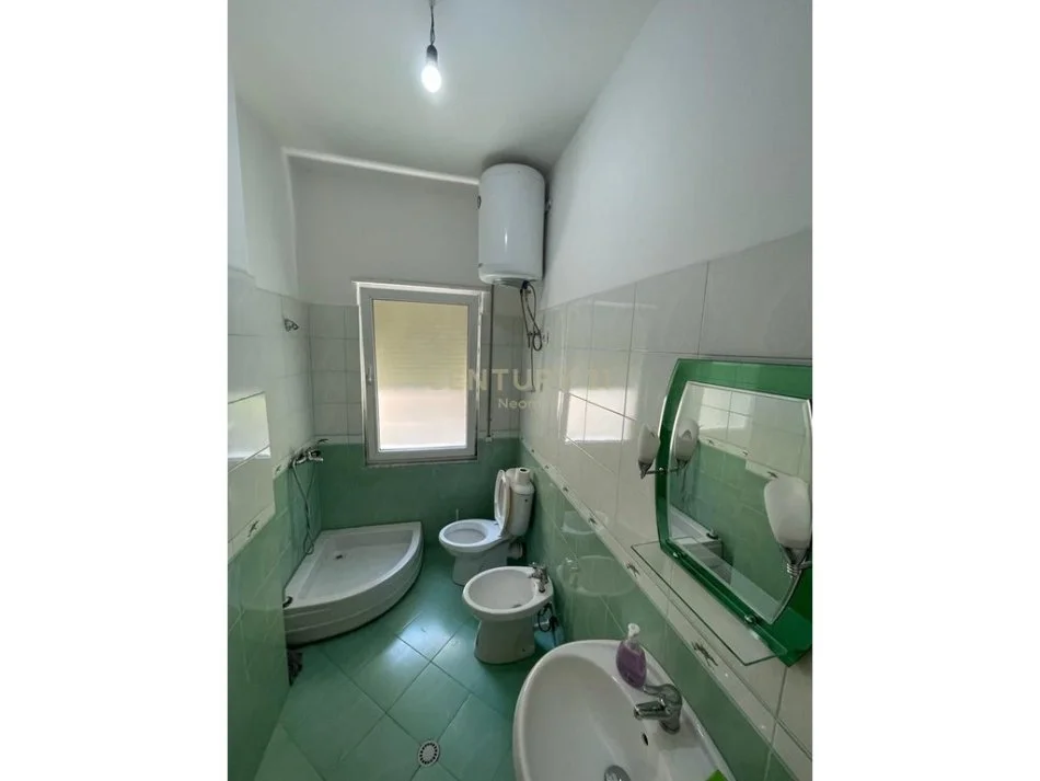 Tirane, jepet me qera apartament 2+1+Aneks+Ballkon Kati 1, 100 m² 600 € (Neom116438)