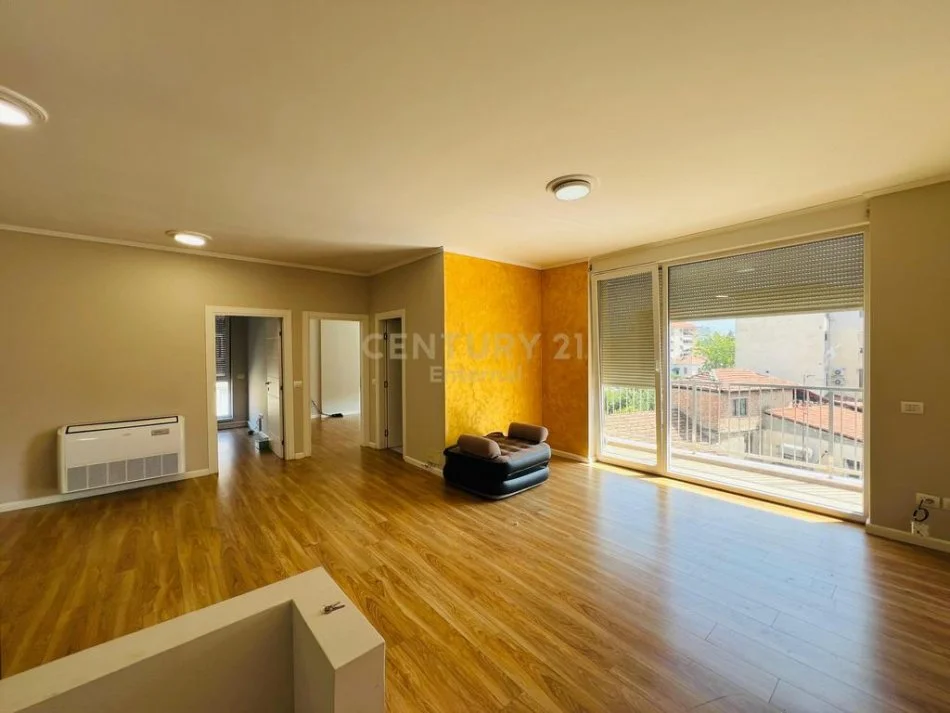 Tirane, jepet me qera zyre Kati 3, 122 m² 1.000 € 