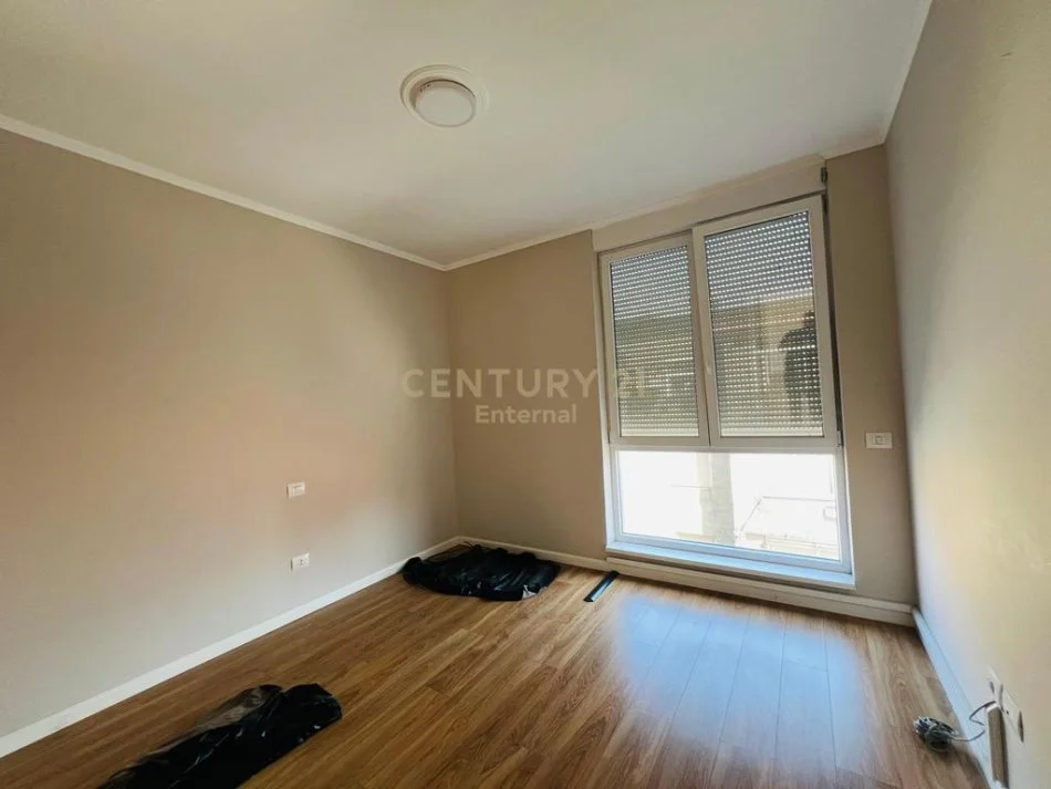 Tirane, jepet me qera zyre Kati 3, 122 m² 1.000 € 