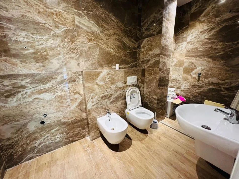 Tirane, jepet me qera zyre Kati 3, 122 m² 1.000 € 