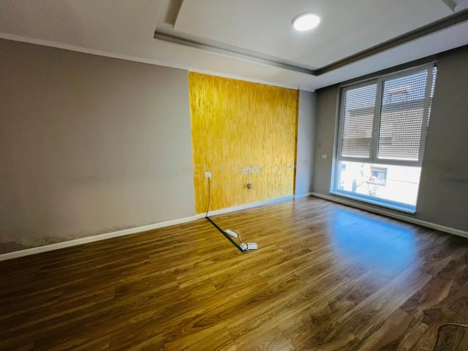 Tirane, jepet me qera zyre Kati 3, 122 m² 1.000 € 