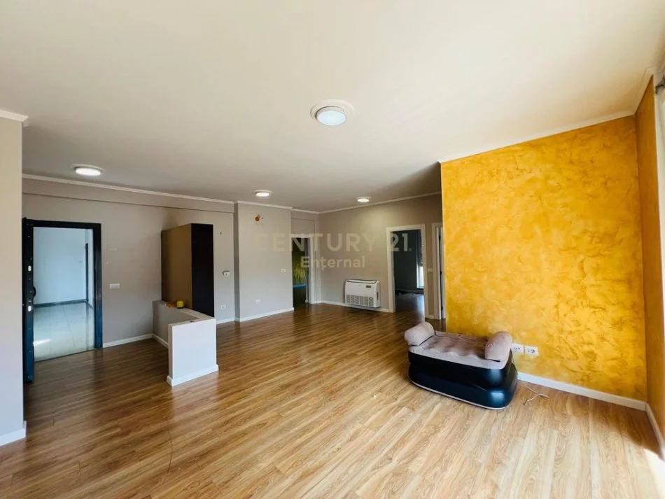 Tirane, jepet me qera zyre Kati 3, 122 m² 1.000 € 