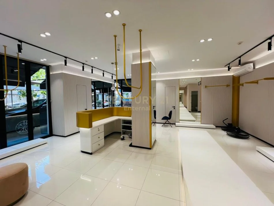 Tirane, jap me qera ambjent biznesi , 94 m² 2.000 € (Komuna e Parisit)