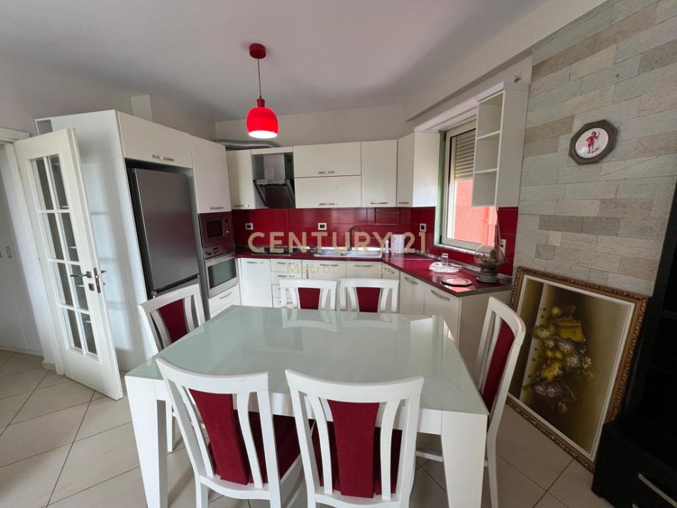 Tirane, jepet me qera apartament 2+1+Ballkon Kati 7, 120 m² 450 € (Rr. Misto Mame)