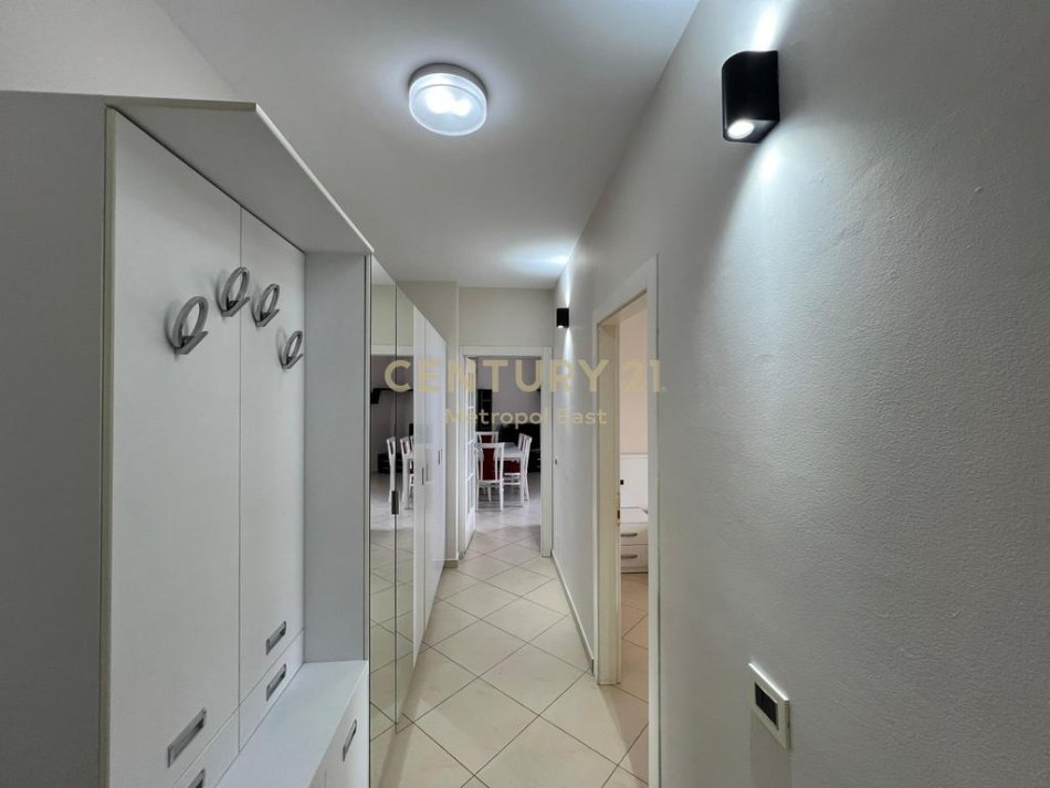 Tirane, jepet me qera apartament 2+1+Ballkon Kati 7, 120 m² 450 € (Rr. Misto Mame)