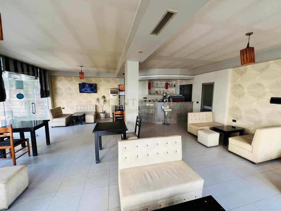 Tirane, jepet me qera ambjent biznesi , 80 m² 600 € 