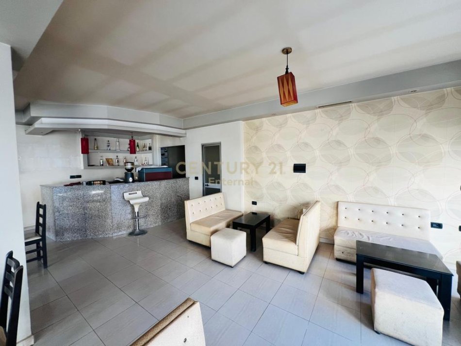 Tirane, jepet me qera ambjent biznesi , 80 m² 600 € 