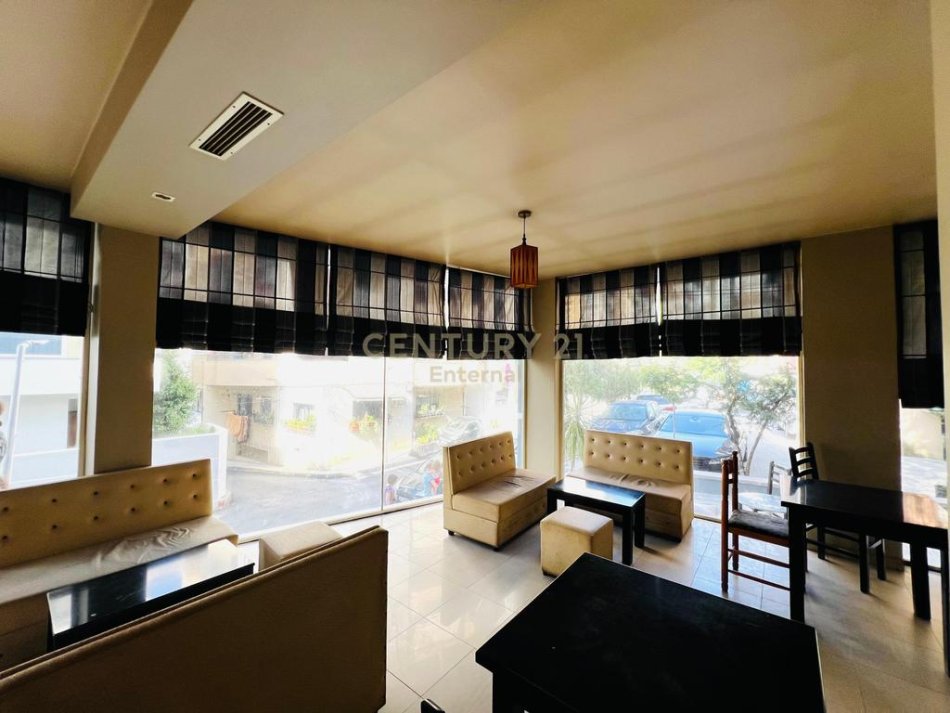 Tirane, jepet me qera ambjent biznesi , 80 m² 600 € 
