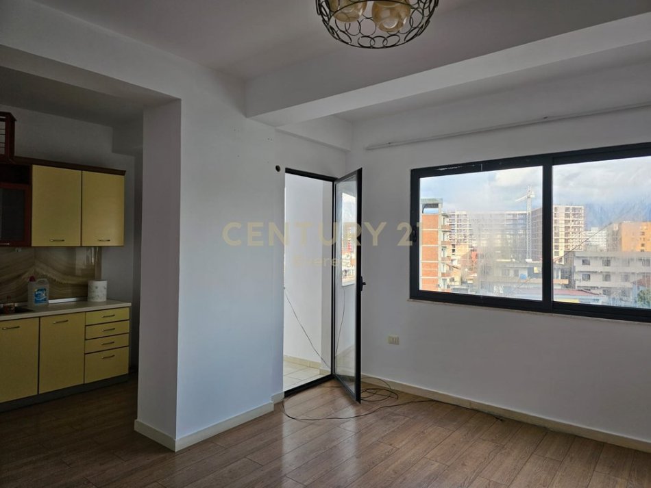 Tirane, jepet me qera apartament 2+1 Kati 3, 94 m² 400 € (Rr.Teodor Keko)