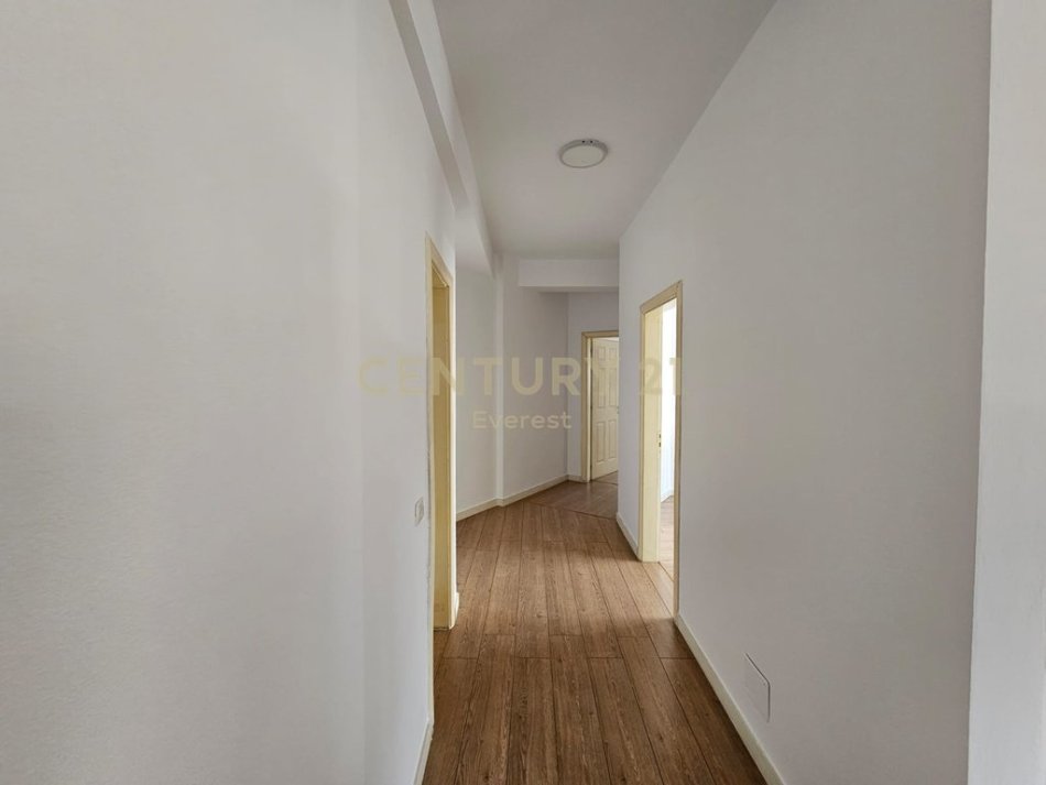 Tirane, jepet me qera apartament 2+1 Kati 3, 94 m² 400 € (Rr.Teodor Keko)