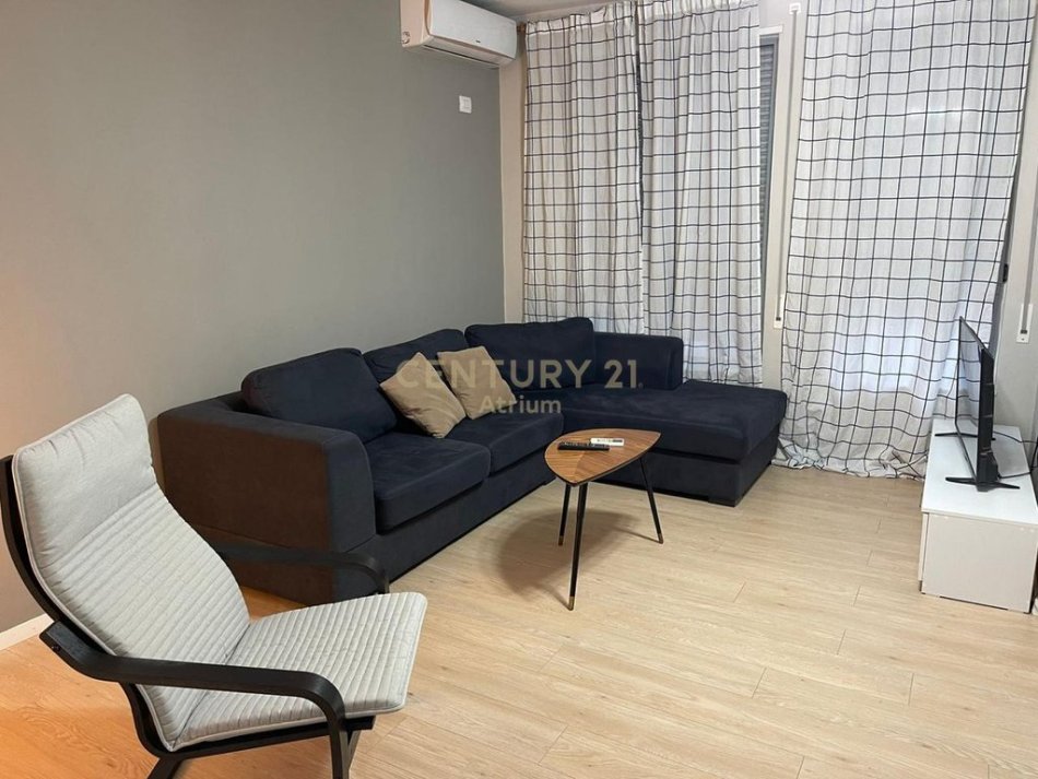 Tirane, jepet me qera apartament 1+1 Kati 2, 70 m² (Bulevardi Deshmoret e Kombit)