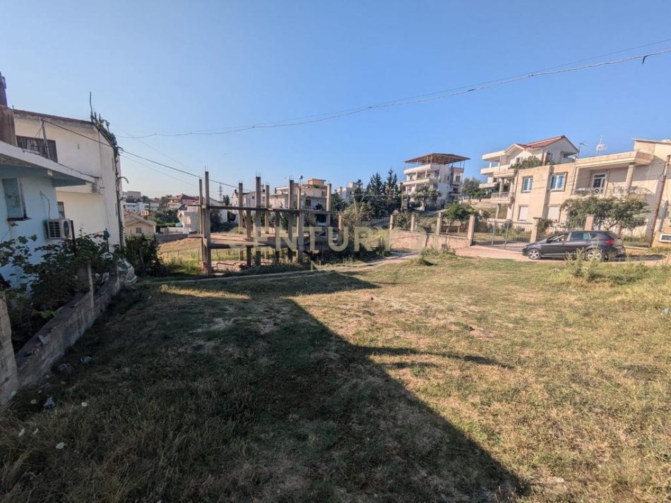Tirane, shitet toke , 250 m² (Neom116495)