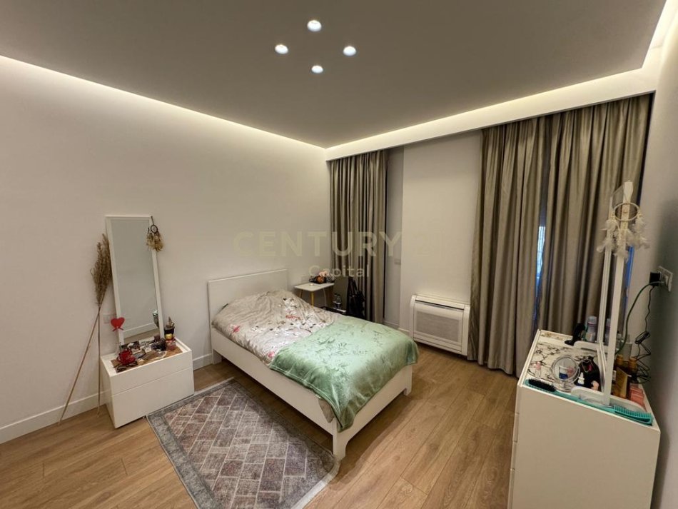 Tirane, jepet me qera apartament duplex Dublex Kati 6, 170 m² 1.800 € 