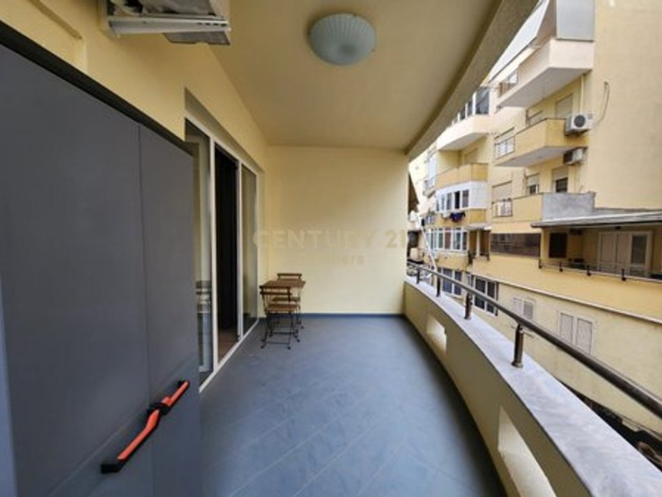 Tirane, jepet me qera apartament 1+1 Kati 2, 52 m² 650 € (Rr.Xhimi Begeja)