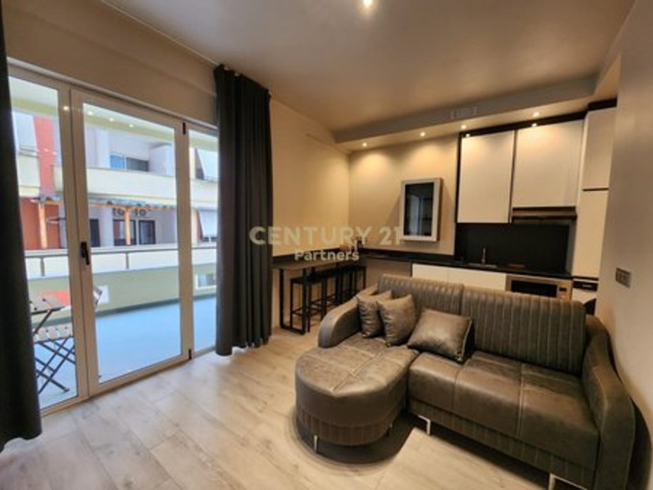 Tirane, jepet me qera apartament 1+1 Kati 2, 52 m² 650 € (Rr.Xhimi Begeja)