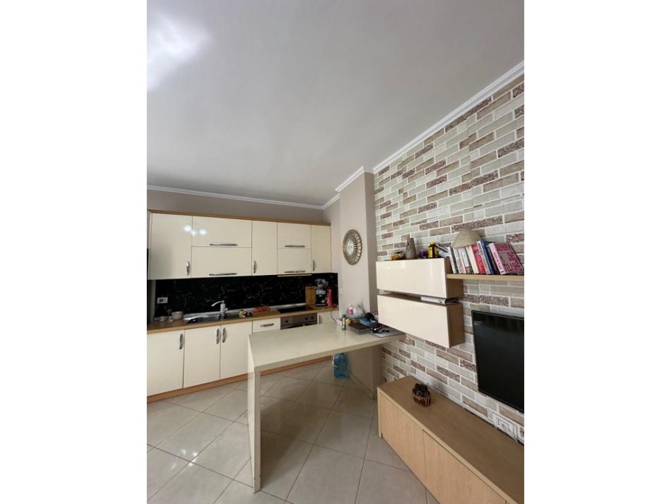Tirane, jepet me qera apartament 1+1 , 74 m² 400 € (Rr.Xhanfize Keko)