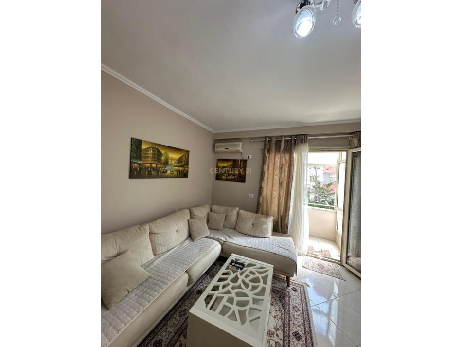 Tirane, jepet me qera apartament 1+1 , 74 m² 400 € (Rr.Xhanfize Keko)
