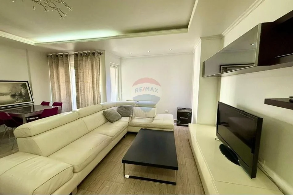 Tirane, jepet me qera apartament 2+1+Ballkon Kati 4, 92 m² 700 € 