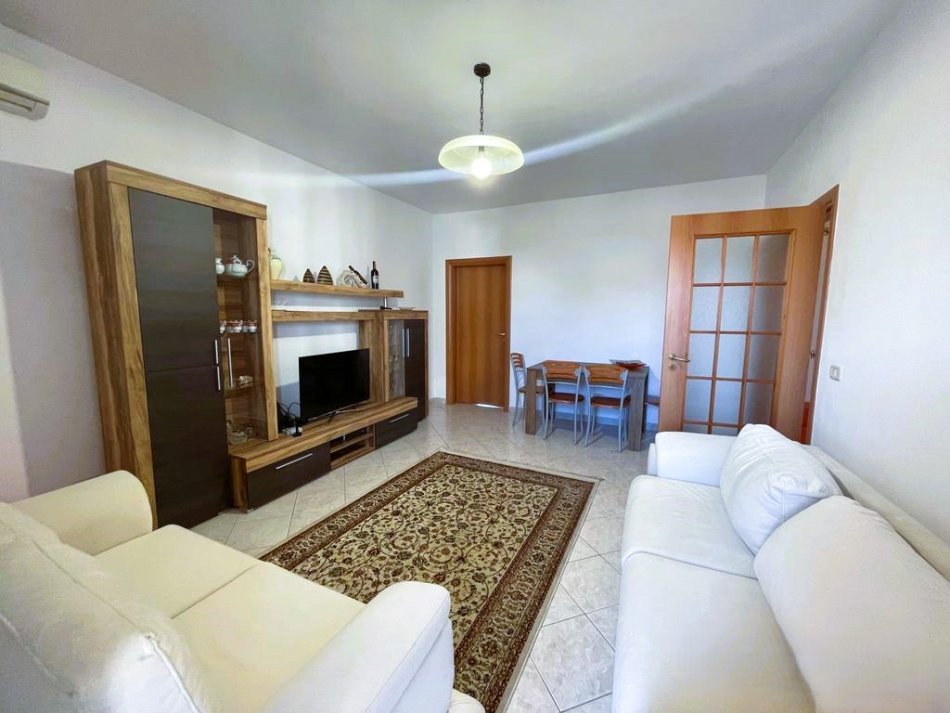 Tirane, jepet me qera apartament 2+1+Aneks+Ballkon Kati 4, 103 m² 750 € 