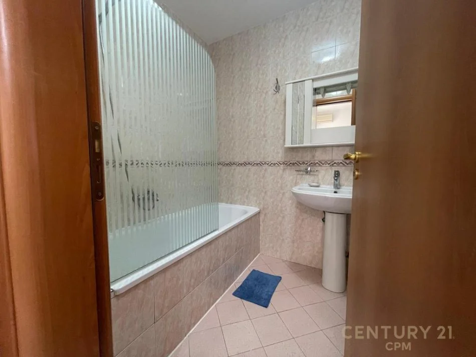 Tirane, jepet me qera apartament 2+1+Ballkon Kati 4, 103 m² 750 € (pazari i ri)