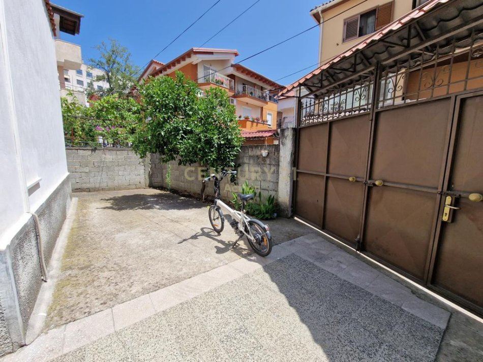 Tirane, jepet me qera apartament 1+1 Kati 1, 87 m² 400 € (Ali Visha)