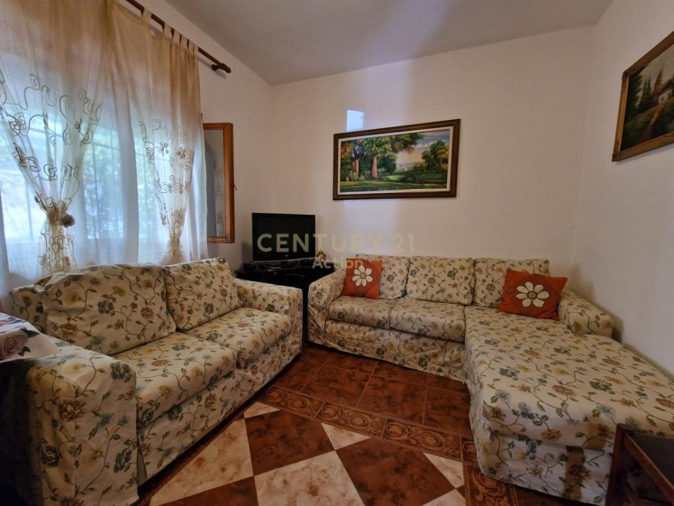 Tirane, jepet me qera apartament 1+1 Kati 1, 87 m² 400 € (Ali Visha)