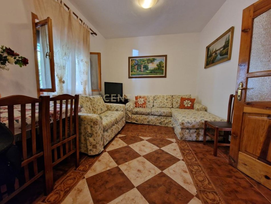 Tirane, jap me qera shtepi 1+1+Aneks+Ballkon Kati 1, 150 m² 400 € 
