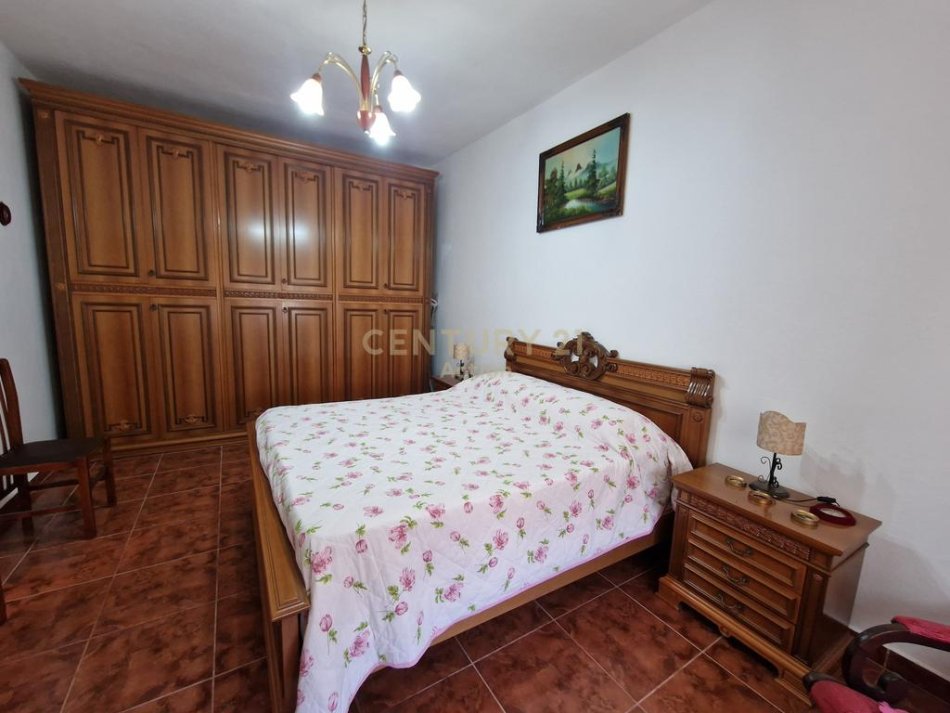 Tirane, jap me qera shtepi 1+1+Aneks+Ballkon Kati 1, 150 m² 400 € 