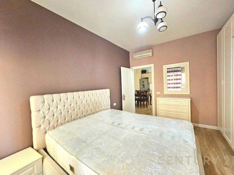 Tirane, jap me qera apartament 1+1+POST PARKIMI , 75 m² 600 € (Kopshti Botanik Zoologjik)