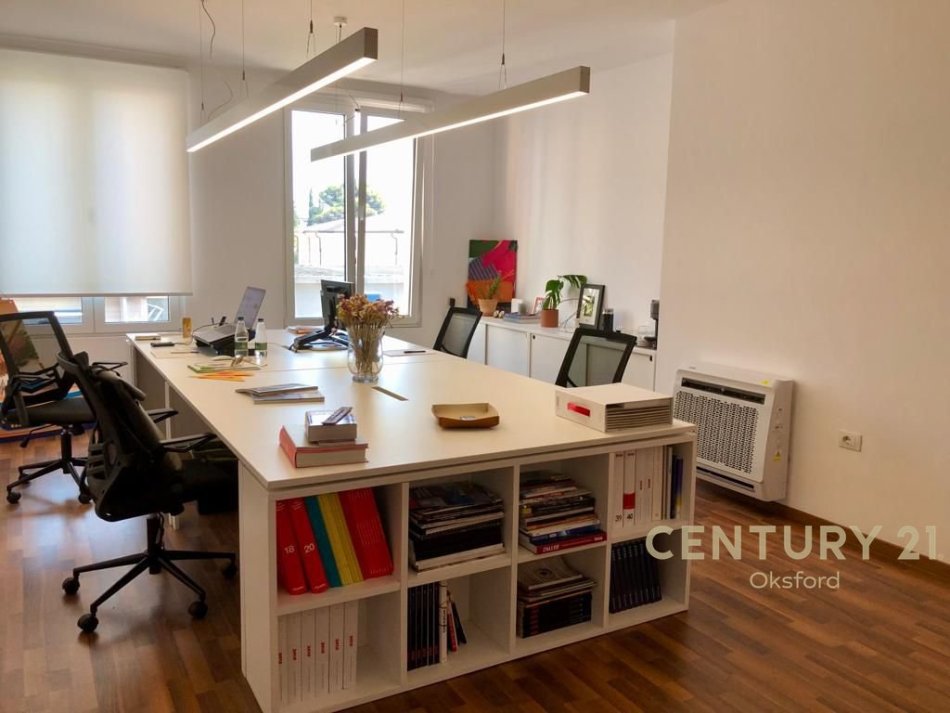 Tirane, jepet me qera zyre Kati 4, 50 m² 1.000 € (Rr.Themistokli Germenji)