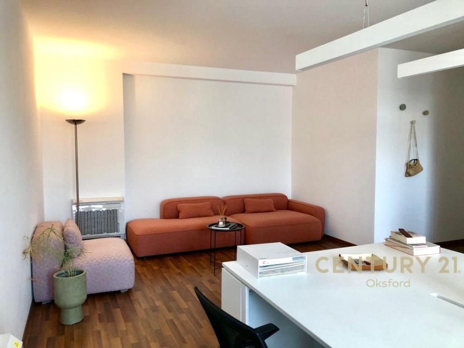 Tirane, jepet me qera zyre Kati 4, 50 m² 1.000 € (Rr.Themistokli Germenji)