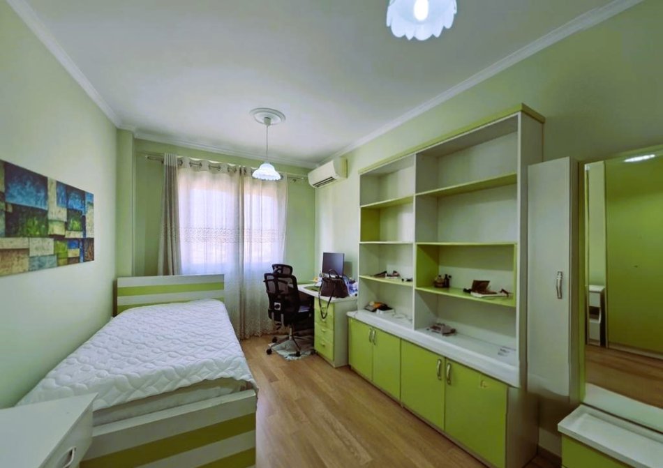 Tirane, jepet me qera apartament 2+1+Aneks+Ballkon Kati 4, 98 m² 580 € 
