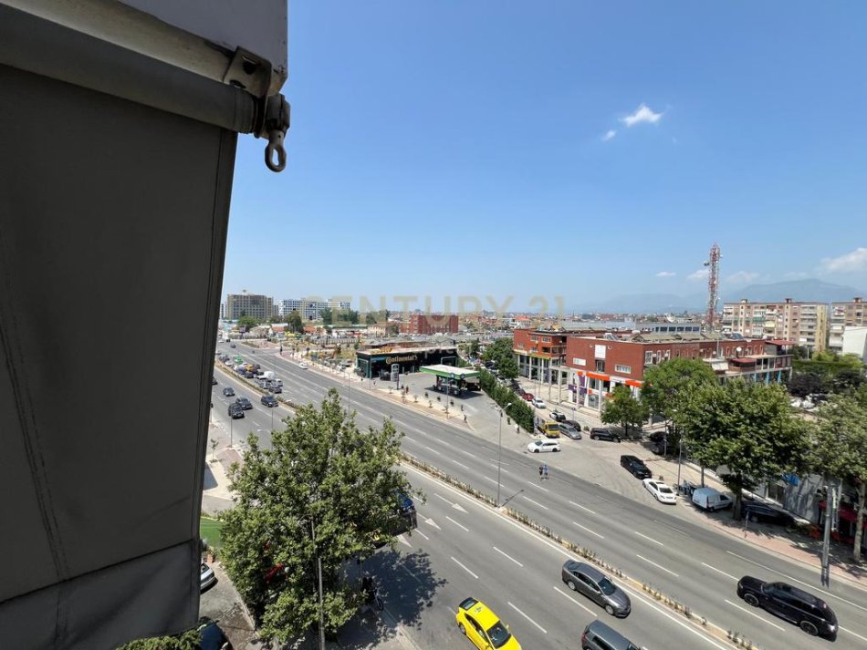 Tirane, jepet me qera apartament 2+1 , 95 m² 800 € (laprake)