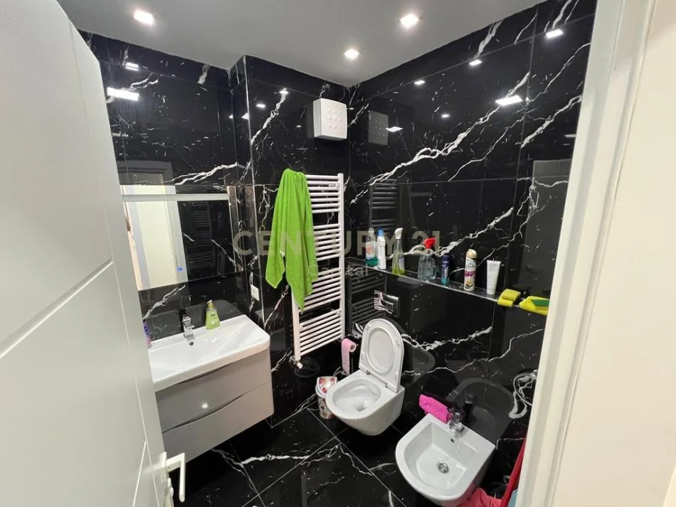 Tirane, jepet me qera apartament 2+1 Kati 5, 95 m² 800 € (Rr.Dritan Hoxha)