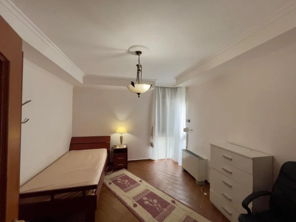 Tirane, jepet me qera apartament 2+1+Ballkon Kati 4, 146 m² 800 € (bulevardi zhan dark)