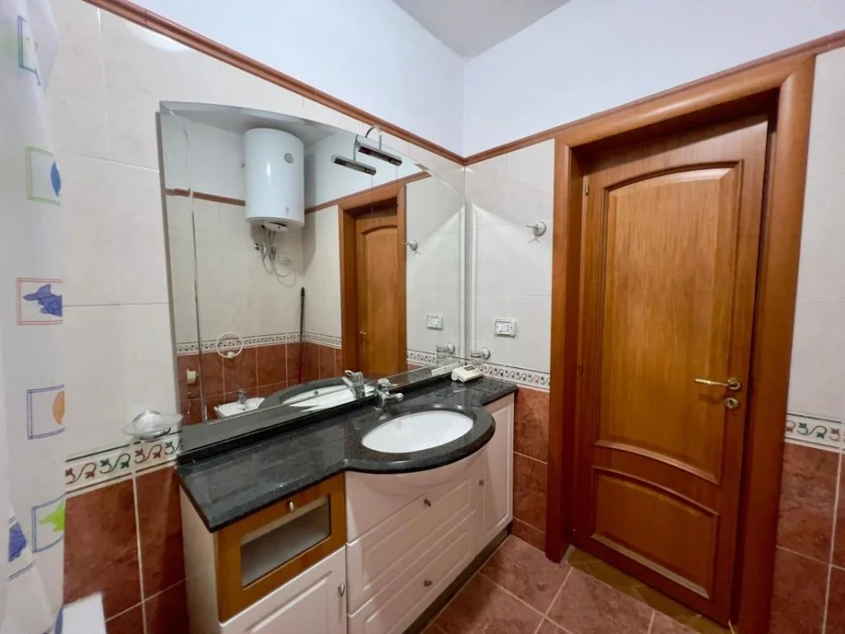 Tirane, jepet me qera apartament 2+1+Ballkon Kati 4, 146 m² 800 € (bulevardi zhan dark)
