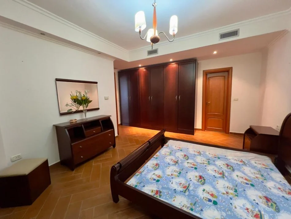 Tirane, jepet me qera apartament 2+1+Ballkon Kati 4, 146 m² 800 € (bulevardi zhan dark)